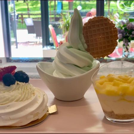 Cafe De La Creme Hotel Kuzelov Kültér fotó