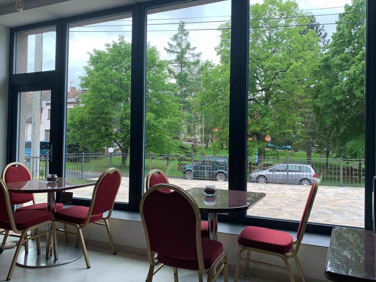 Cafe De La Creme Hotel Kuzelov Kültér fotó