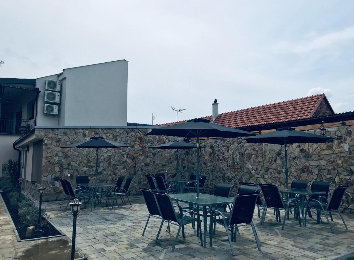 Cafe De La Creme Hotel Kuzelov Kültér fotó