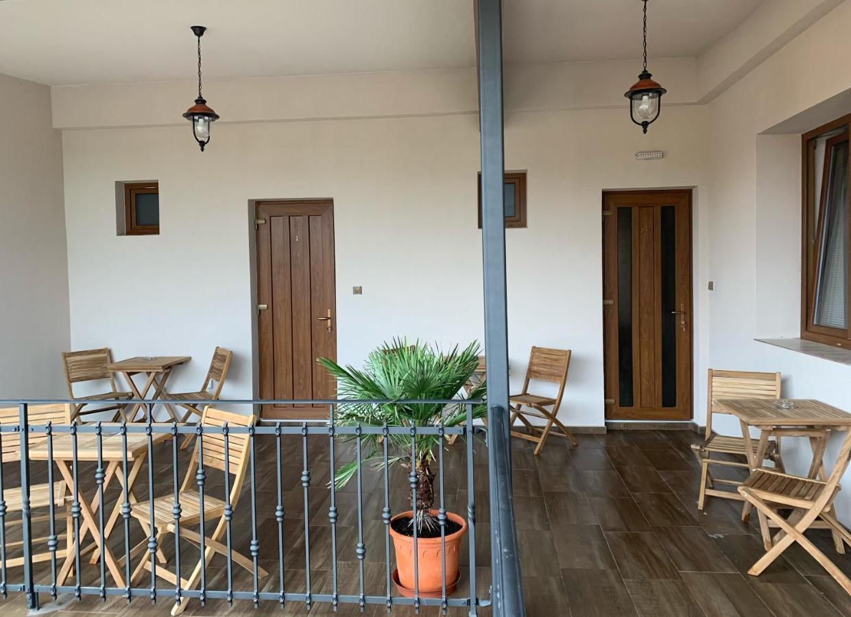 Cafe De La Creme Hotel Kuzelov Kültér fotó