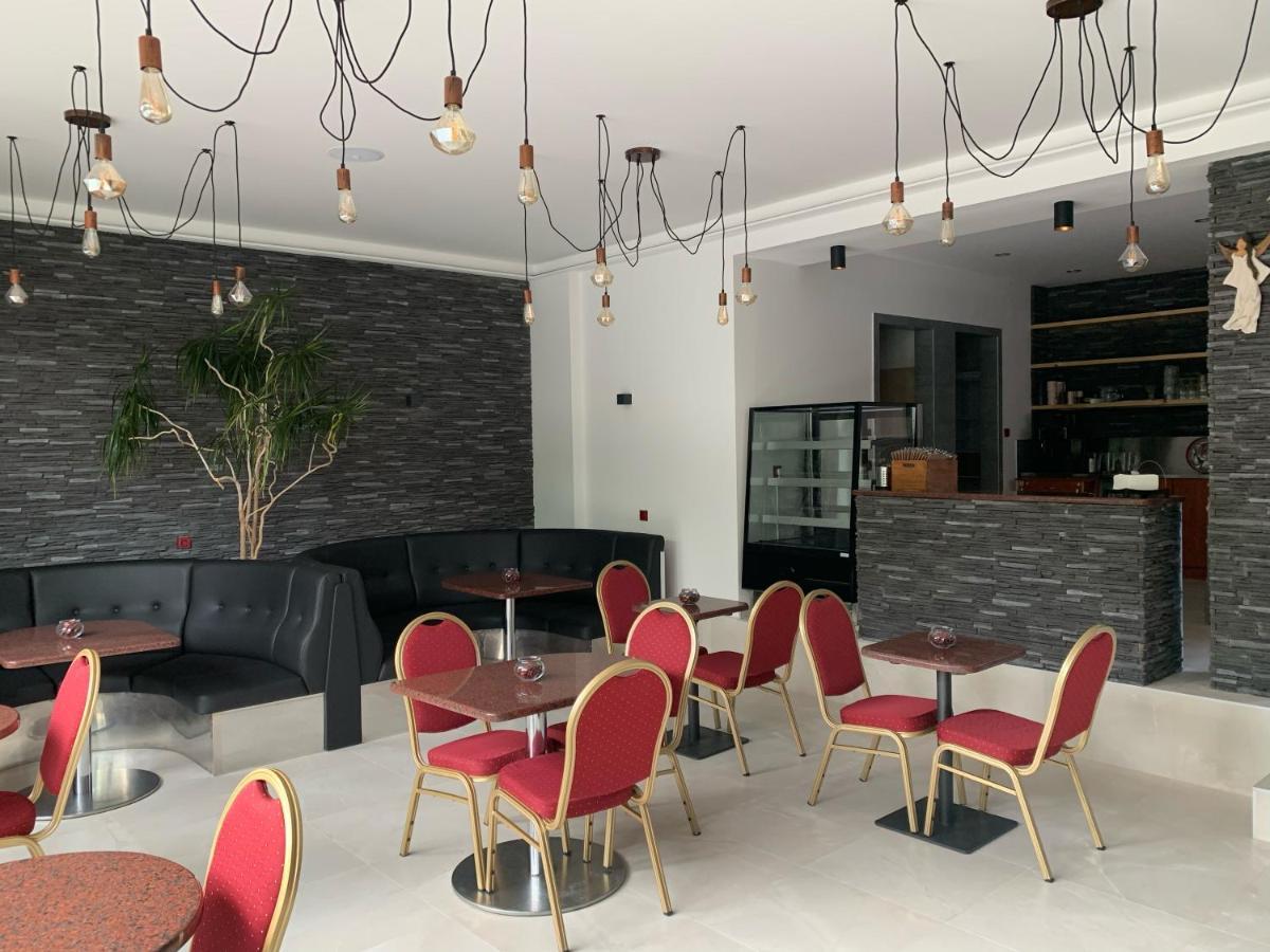 Cafe De La Creme Hotel Kuzelov Kültér fotó