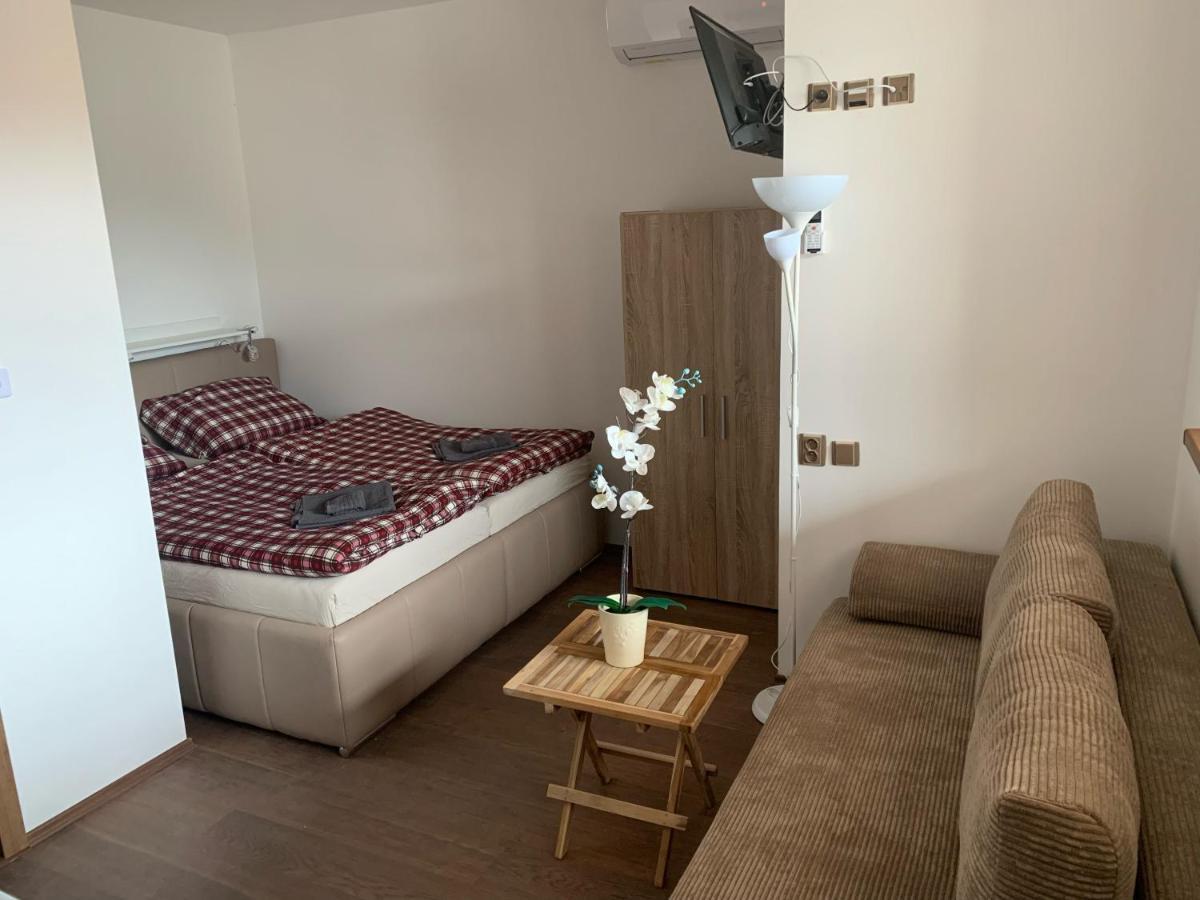 Cafe De La Creme Hotel Kuzelov Kültér fotó