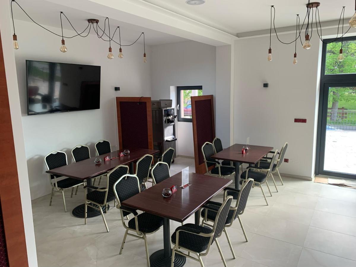 Cafe De La Creme Hotel Kuzelov Kültér fotó