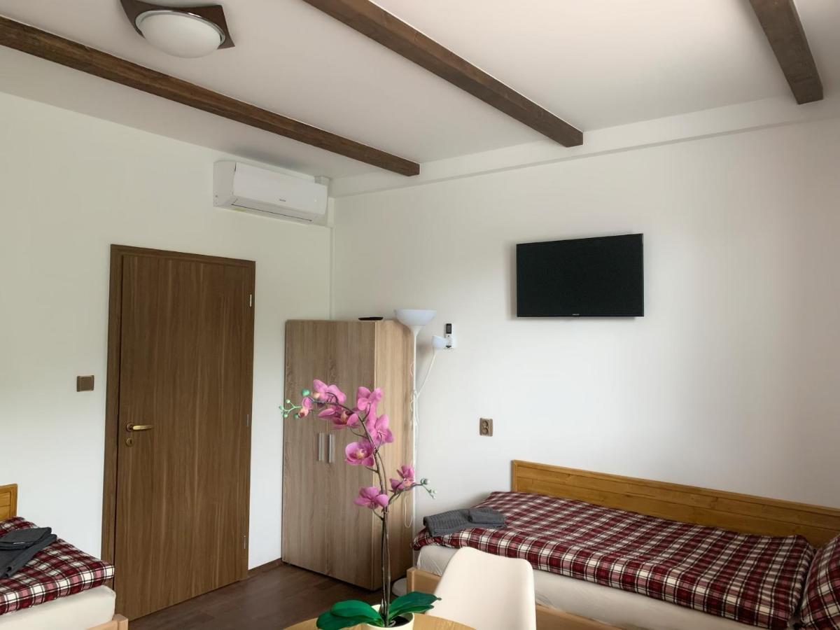 Cafe De La Creme Hotel Kuzelov Kültér fotó